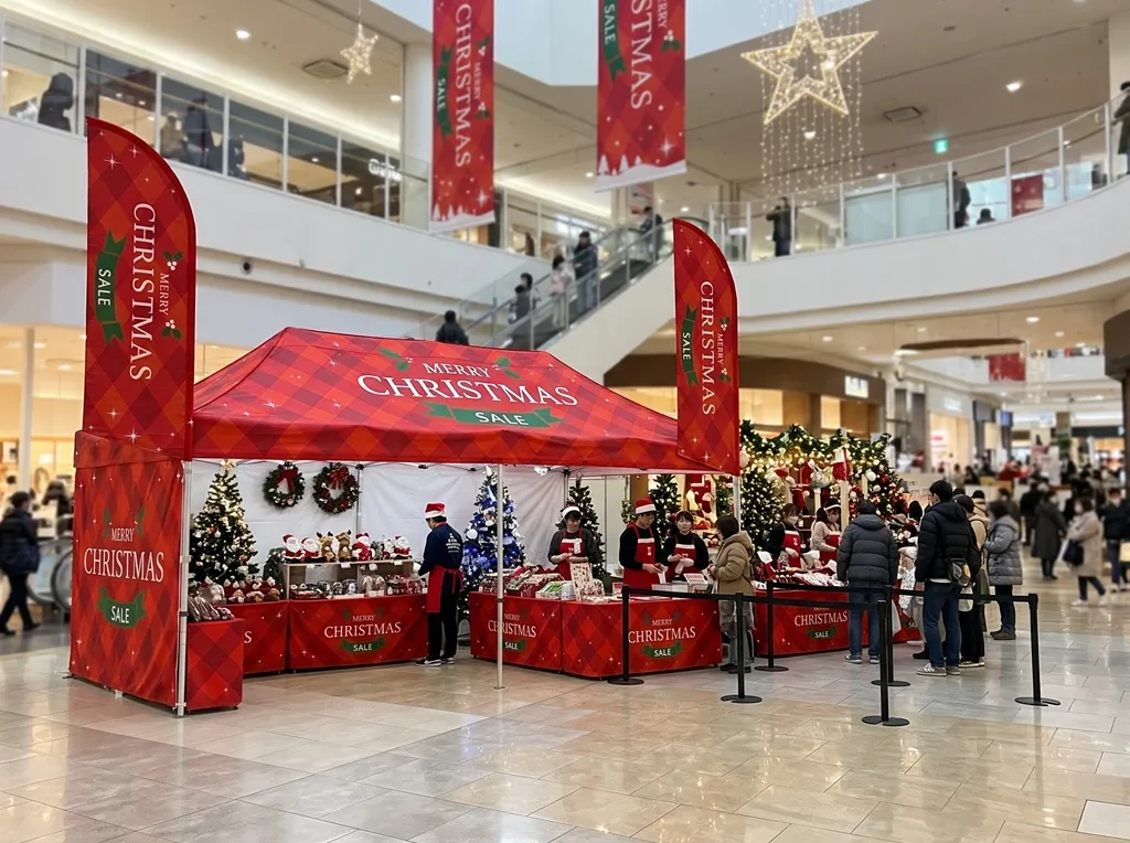 天幕・横幕・テーブルカバーのデザインをそろえたクリスマス特売ブースの例